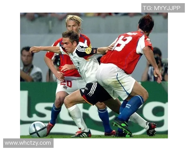 低调之星：一位足球巨星的隐秘人生与真实梦想